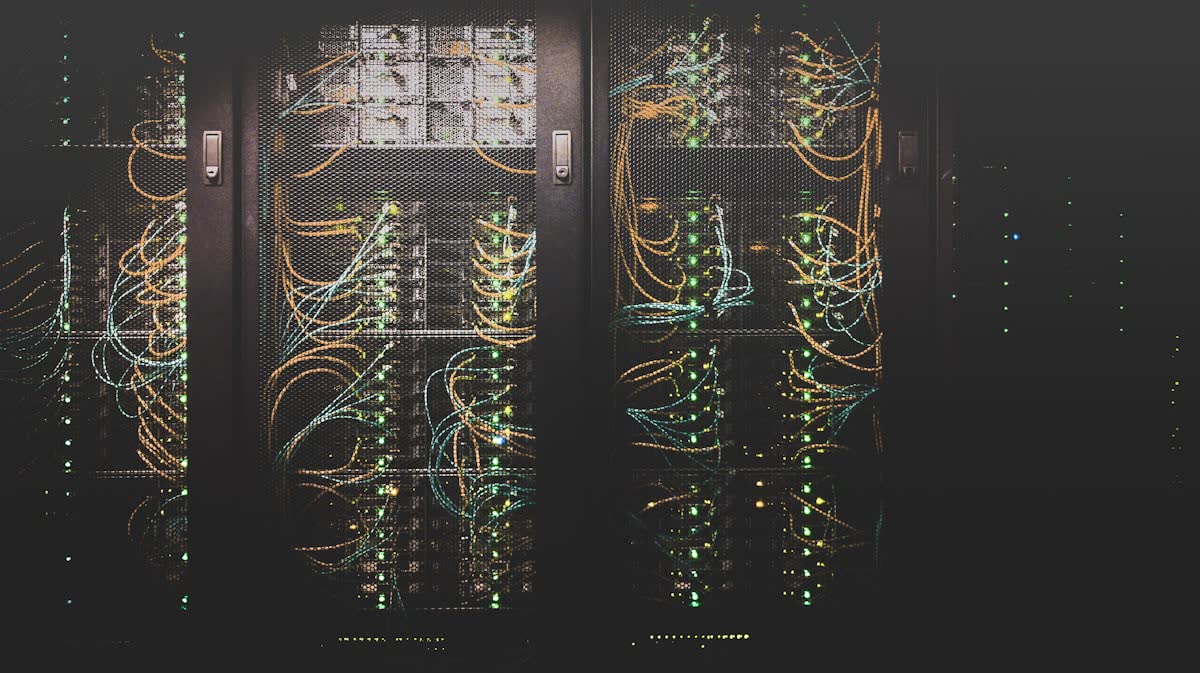 Netzwerkschrank mit Patchkabeln